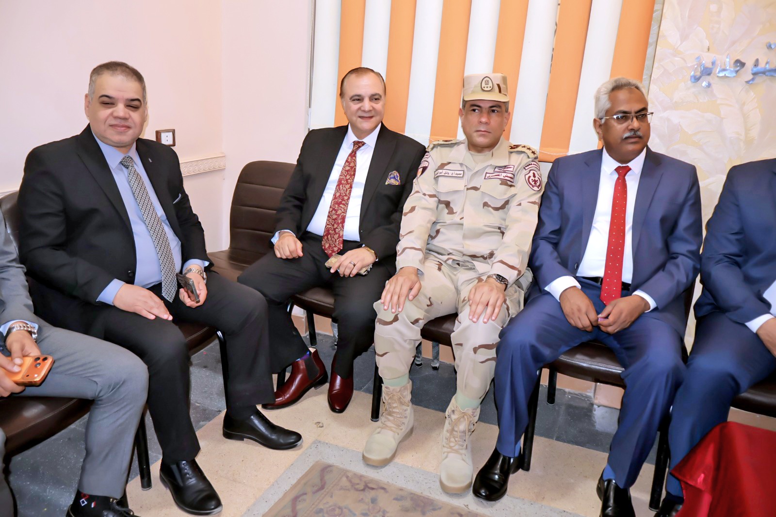 محافظ سوهاج يشارك أطفال "بيت الرحمة" المسيحية فرحتهم بعيد القيامة المجيد