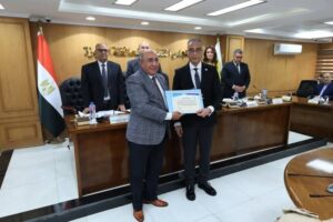 محافظ الجيزة يكرّم رئيس شركة مياه الشرب وعدد من رؤساء أجهزة المدن تقديرًا لجهودهم في مواجهة موجة الطقس السيئ