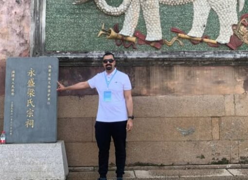 من أمام “فيل الحكمة