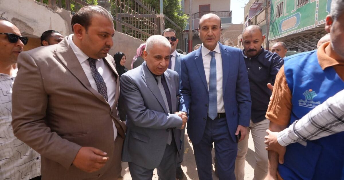 محافظ أسيوط يتفقد قافلة طبية مجانية بالقوصية