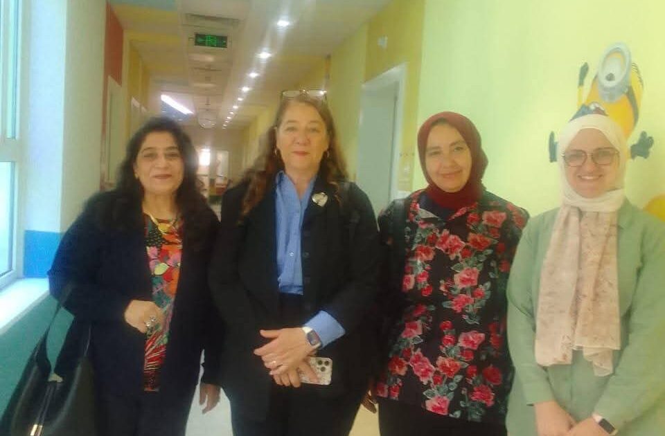 قصر العيني جامعة القاهرة يستضيف خبيرة عالمية لتطوير الرعاية بقلب الأطفال بمستشفى ابو الريش الياباني كتب : احمد سلامة