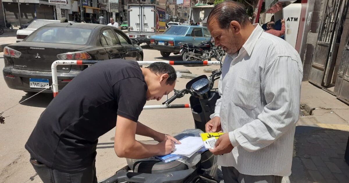 جهود الوحدات المحلية لمركزى منوف وأشمون فى إجراءات تكويد مركبات الإسكوتر الكهربائي 