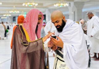 «بلغاتهم».. رئاسة الشؤون الدينية تعزّز خدمة الحجاج بجهاز الترجمة الفورية في الحرمين الشريفين