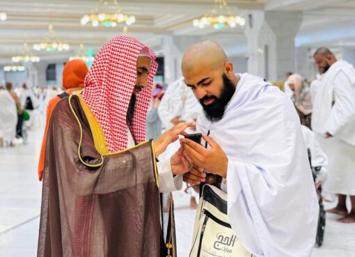 «بلغاتهم».. رئاسة الشؤون الدينية تعزّز خدمة الحجاج بجهاز الترجمة الفورية في الحرمين الشريفين