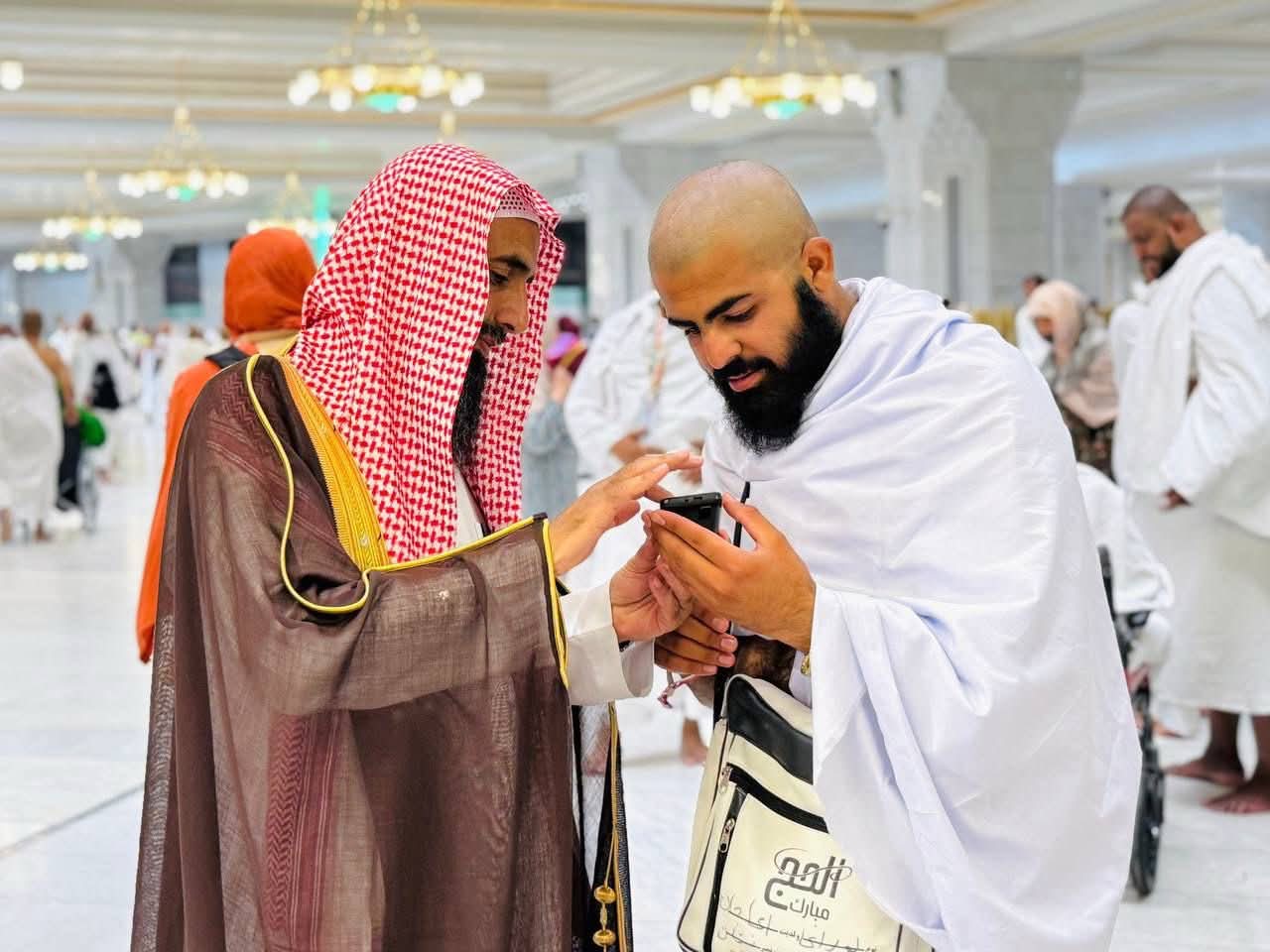 «بلغاتهم».. رئاسة الشؤون الدينية تعزّز خدمة الحجاج بجهاز الترجمة الفورية في الحرمين الشريفين