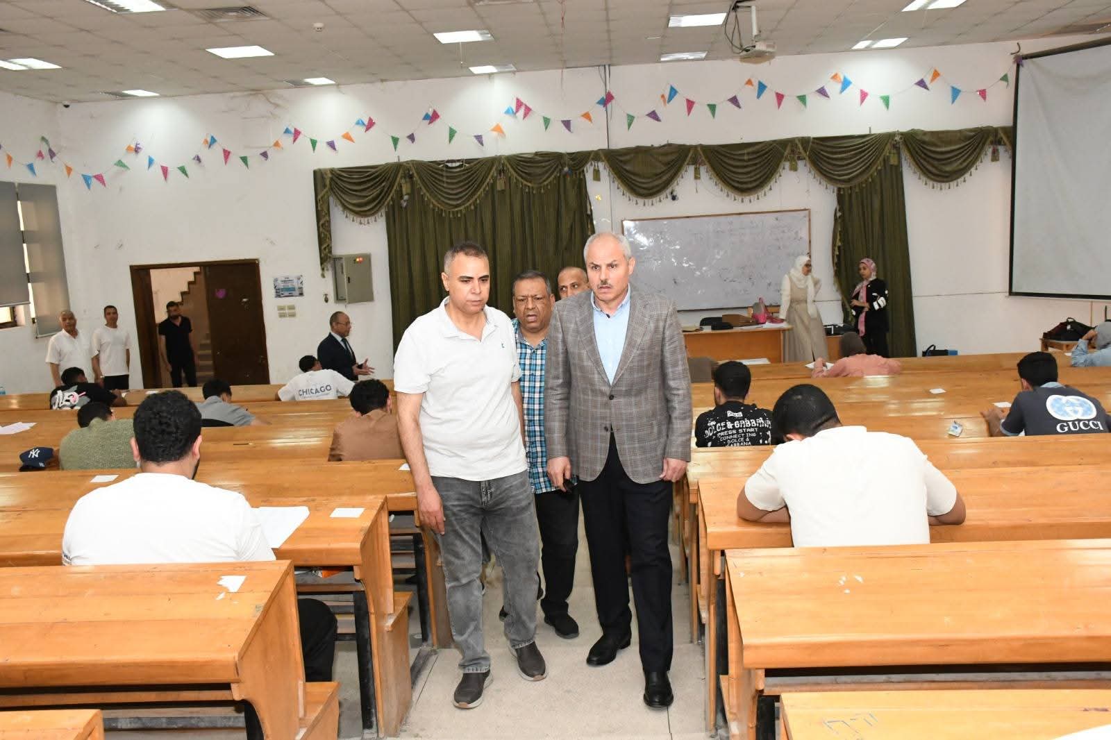 رئيس جامعة قناة السويس يتابع انطلاق امتحانات متطلبات الجامعة ميدانياً ويؤكد: توفير الأجواء الملائمة للطلاب أولوية قصوى»