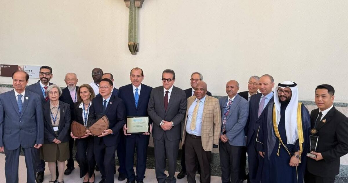 وزير الصحة يهنئ نائبه بمناسبة فوزه بجائزة نيلسون مانديلا