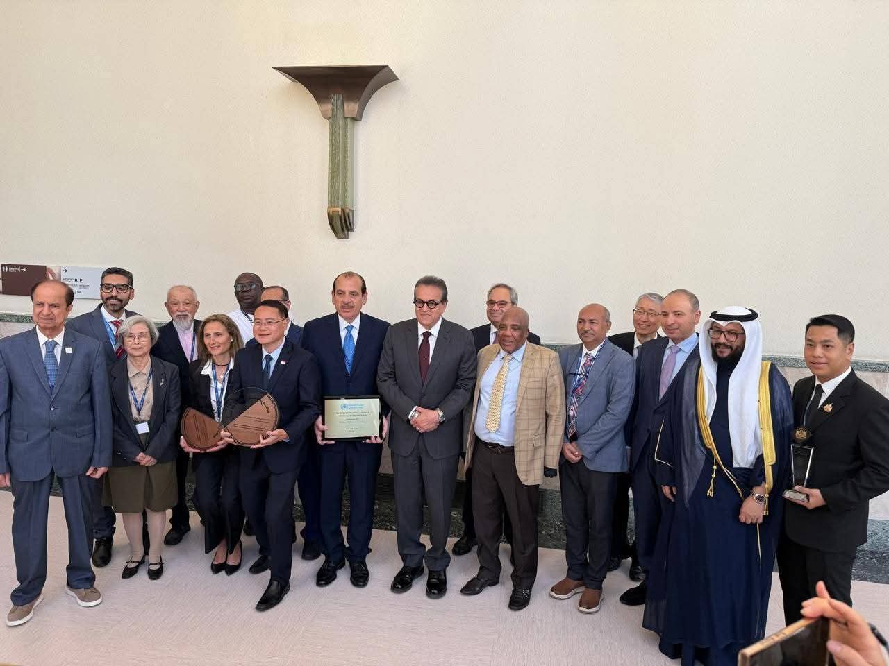 وزير الصحة يهنئ نائبه بمناسبة فوزه بجائزة نيلسون مانديلا
