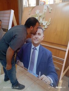 موظف بالوحدة المحلية بميت حلفا يقبل صورة المحافظ ويشيد بمجهوداته