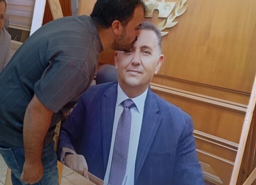 موظف بالوحدة المحلية بميت حلفا يقبل صورة المحافظ ويشيد بمجهوداته