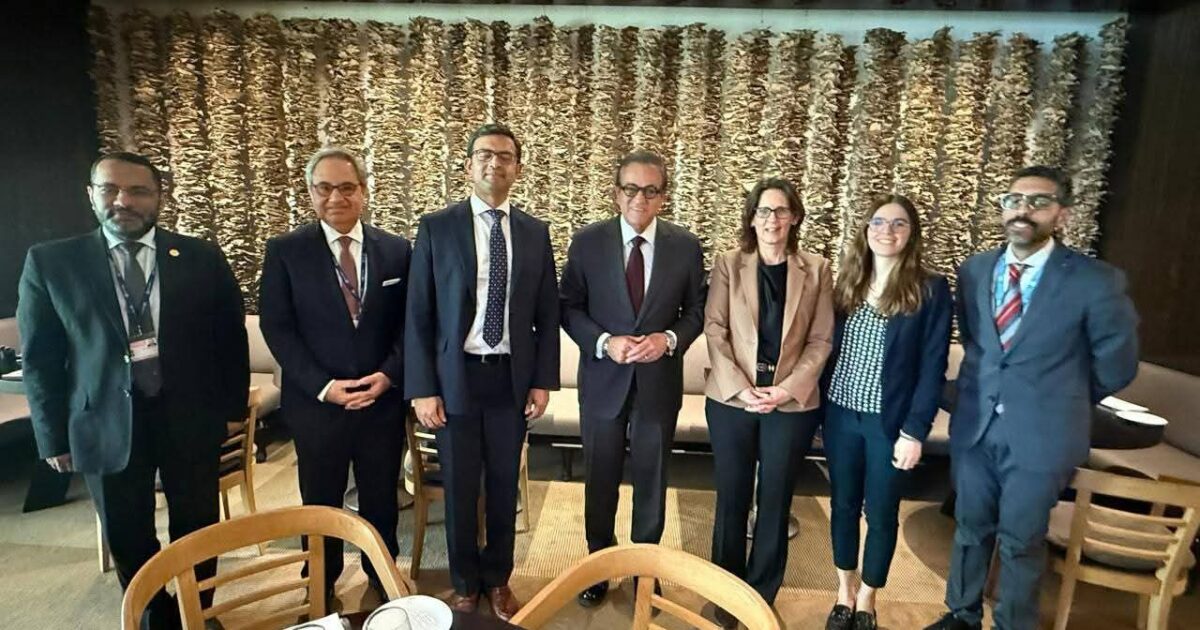 وزير الصحة يبحث مع البنك الدولي تعزيز التعاون في القطاع الصحي