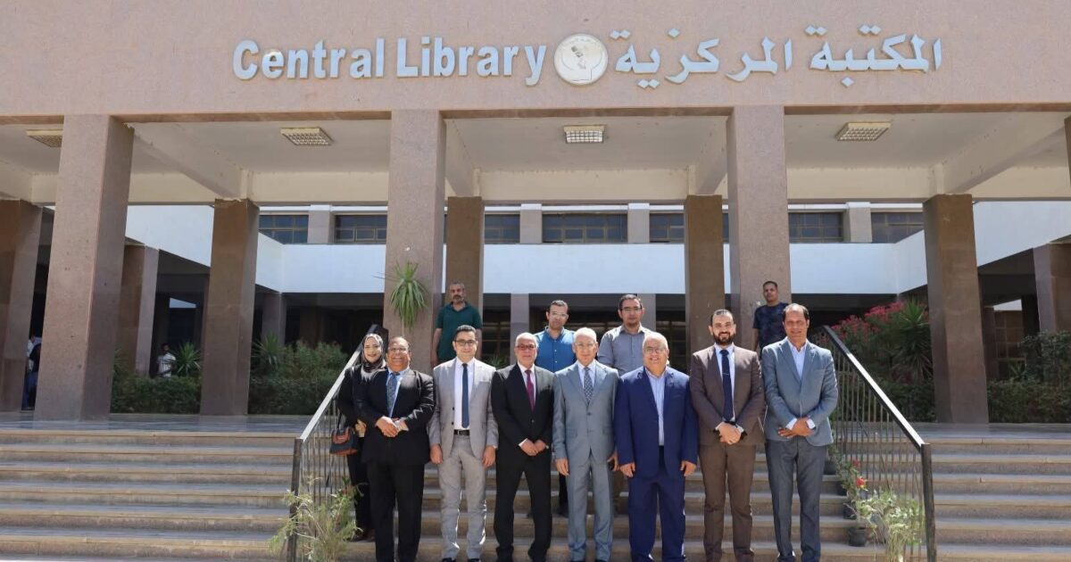 رئيس جامعة المنيا يتفقد امتحانات الصيدلة وطب الأسنان بمركز الاختبارات الإلكترونية