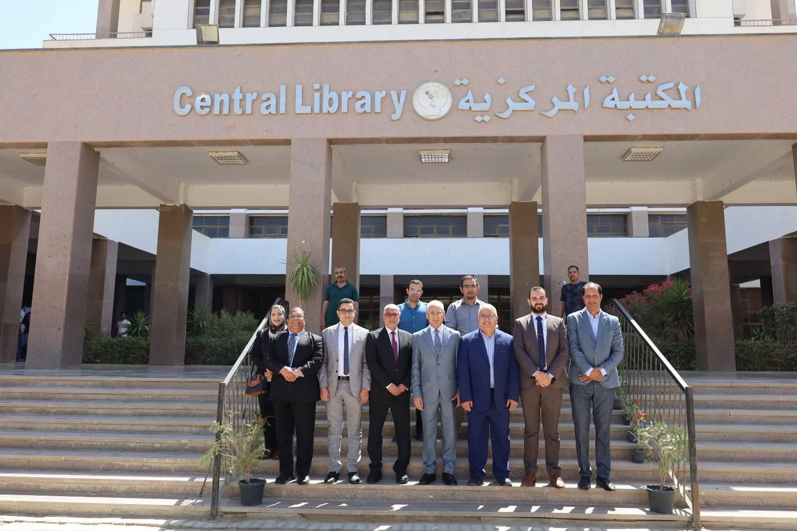 رئيس جامعة المنيا يتفقد امتحانات الصيدلة وطب الأسنان بمركز الاختبارات الإلكترونية