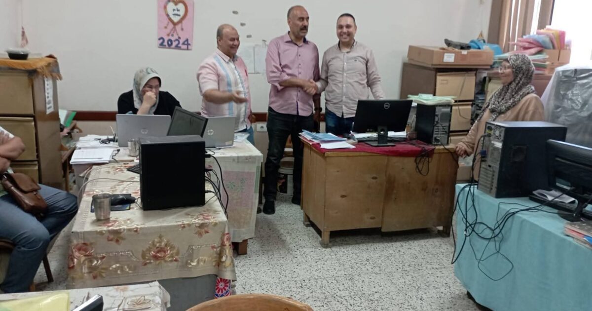 وكيل الوزارة يفاجئ ديوان إدارة بني سويف التعليمية ويتابع سير العمل ويهنئ العاملين بعيد الأضحى المبارك