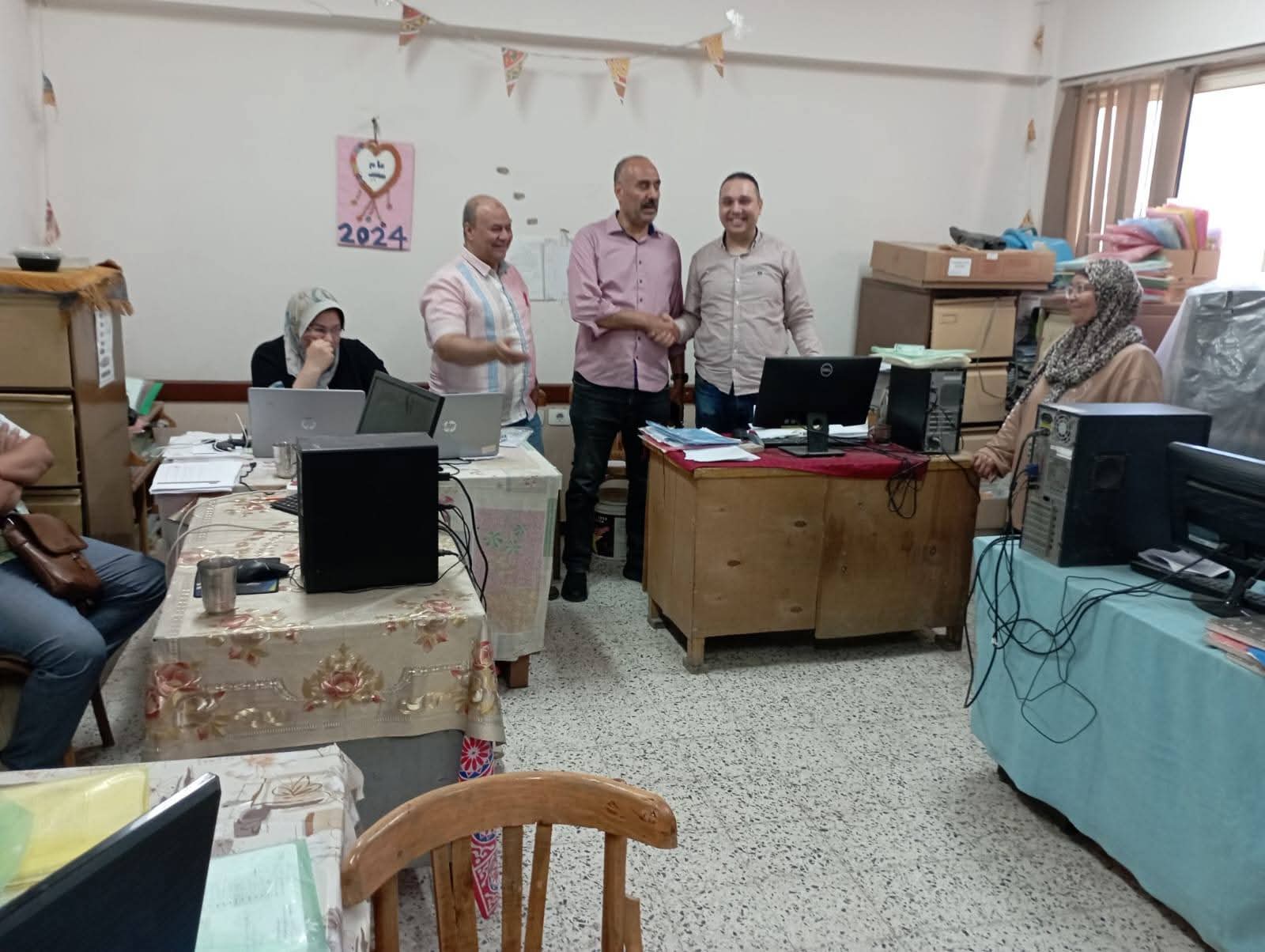 وكيل الوزارة يفاجئ ديوان إدارة بني سويف التعليمية ويتابع سير العمل ويهنئ العاملين بعيد الأضحى المبارك