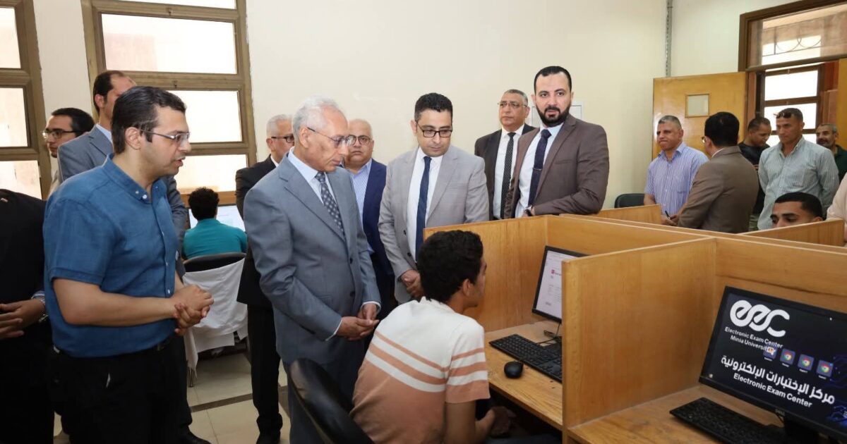 رئيس جامعة المنيا يتفقد امتحانات الصيدلة والعلاج الطبيعي بجامعة المنيا الأهلية