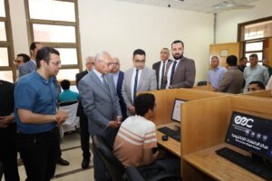 رئيس جامعة المنيا يتفقد امتحانات الصيدلة والعلاج الطبيعي بجامعة المنيا الأهلية