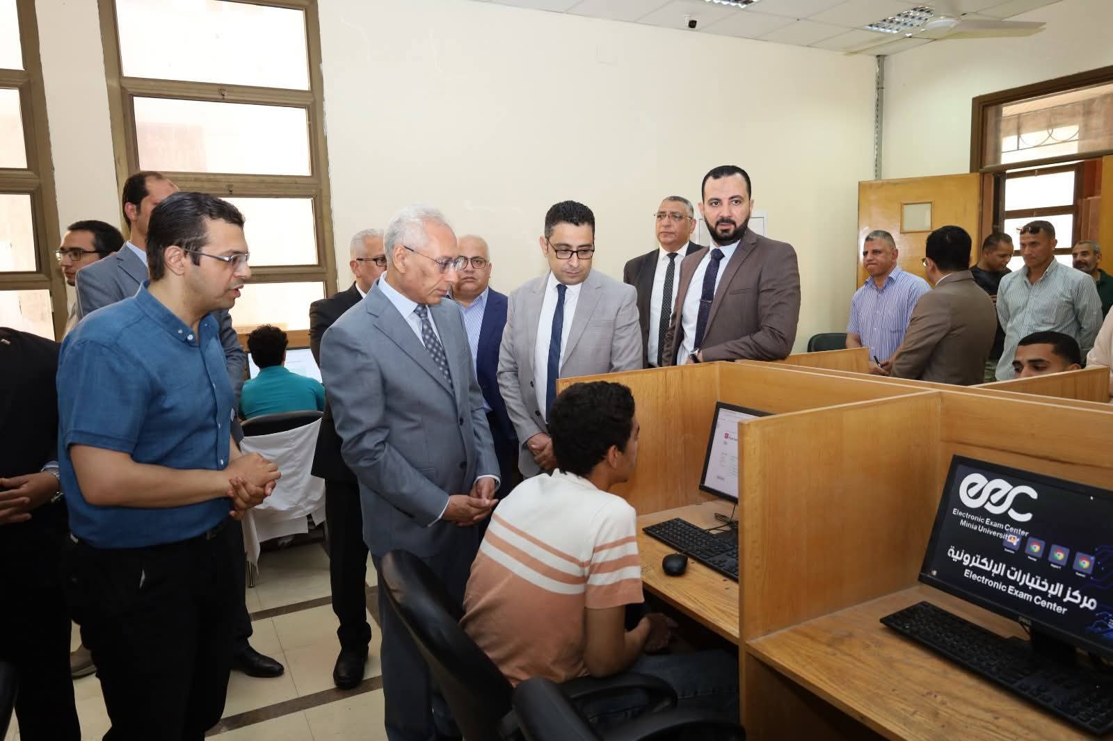 رئيس جامعة المنيا يتفقد امتحانات الصيدلة والعلاج الطبيعي بجامعة المنيا الأهلية 