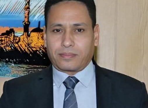 قصة قصيرة  الْكِتَابَةُ عَلَى الْأَرْضِ
