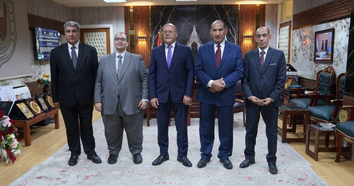 رئيس جامعة كفر الشيخ مناقشاََ وحكماََ على أول رسالة ماجستير متخصصة في إنتاج الحمام بزراعة سوهاج