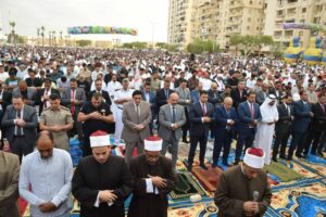 محافظ السويس يؤدي صلاة عيد الأضحي المبارك بساحة الخالدين بحي فيصل وسط الاف من المواطنين.