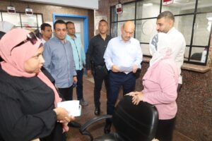 جولة مفاجئة.. محافظ السويس يتفقد مركز طب أسرة السادات ويوجه بحل شكاوى المرضى فورًا
