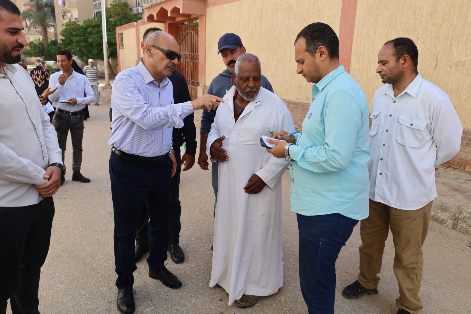جولة مفاجئة.. محافظ السويس يتفقد مركز طب أسرة السادات ويوجه بحل شكاوى المرضى فورًا