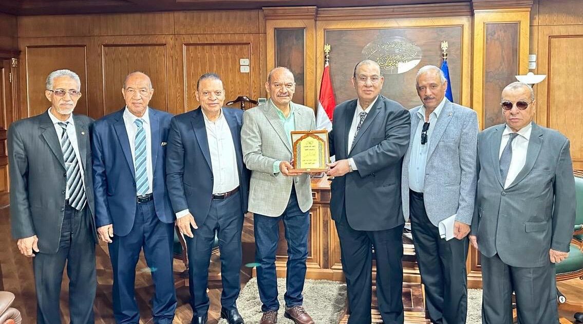 محافظ السويس ورئيس اتحاد الجمعيات الأهلية يتفقان على خطة لدعم الفئات الأولى بالرعاية والتوسع في المبادرات"