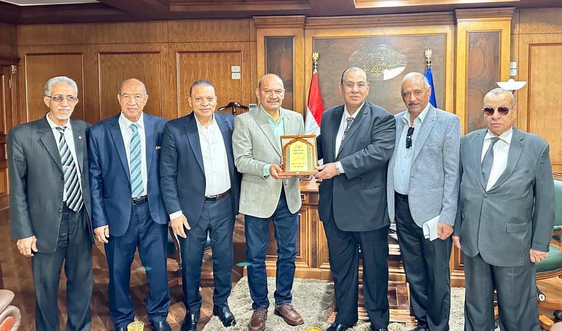 محافظ السويس ورئيس اتحاد الجمعيات الأهلية يتفقان على خطة لدعم الفئات الأولى بالرعاية والتوسع في المبادرات"