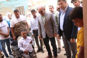 محافظ السويس يترك جولة شادر اللحوم ويتوجه لمنزل شاب من ذوي الهمم: مشكلتك هتتحل دلوقتي"