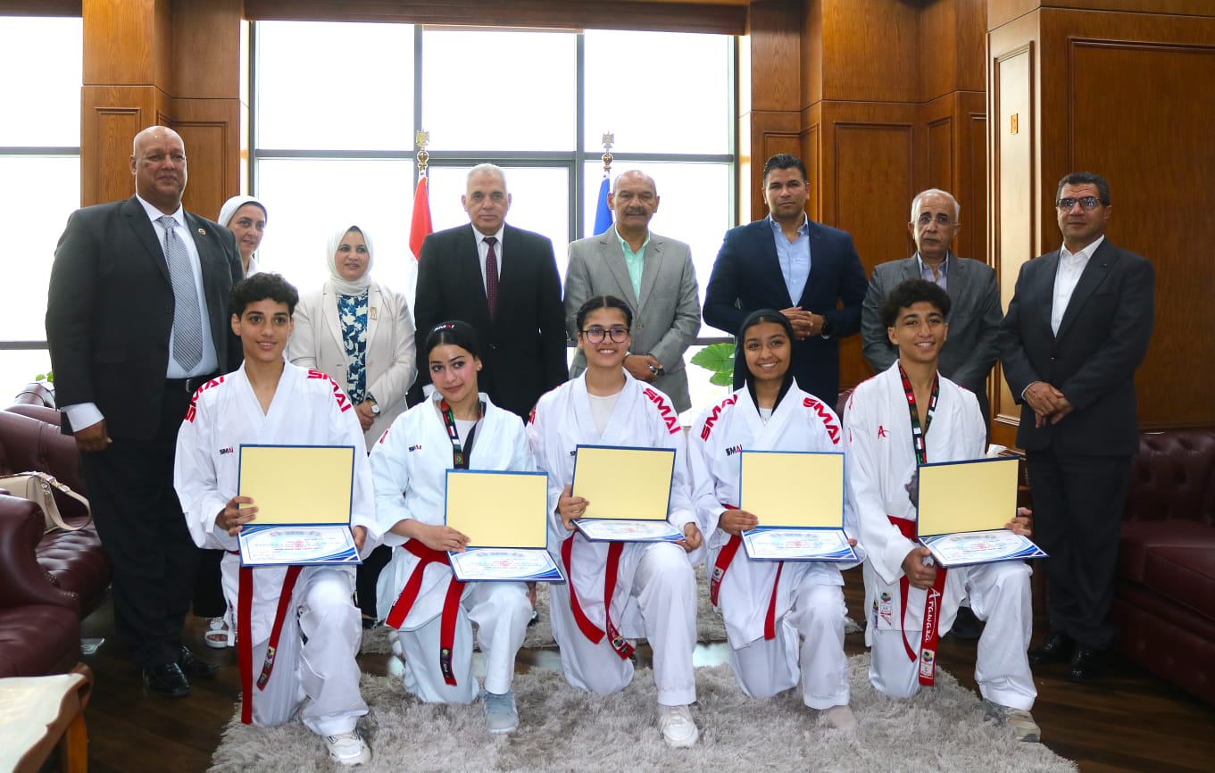 محافظ السويس يكرم 7 أبطال كاراتيه بينهم ذوي همم بعد حصد الذهب والبرونز في بطولة شمال أفريقيا"