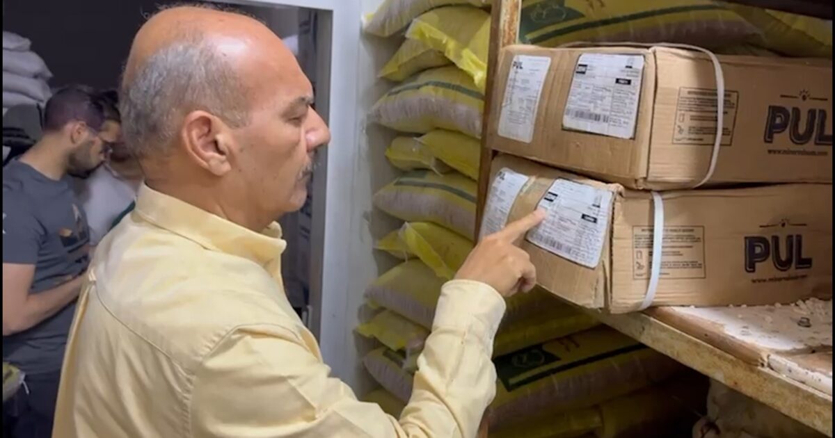 محافظ السويس يشن حملة مسائية مفاجئة.. وضبط لحوم فاسدة وسلع منتهية الصلاحية بالأسواق والمطاعم