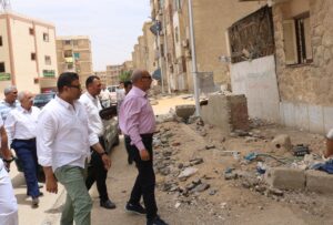 جولة ميدانية لمحافظ السويس بعمارات الدلتا.. ومتابعة شكاوى الأهالي وأعمال الرصف والإنار