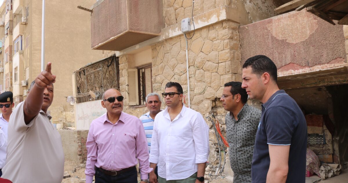 جولة ميدانية لمحافظ السويس بعمارات الدلتا.. ومتابعة شكاوى الأهالي وأعمال الرصف والإنار