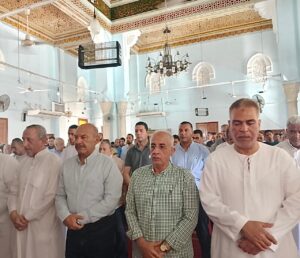 محافظ السويس يؤدي صلاة الجمعة وسط الأهالي بمسجد الأزهر في ثالث أيام العيد