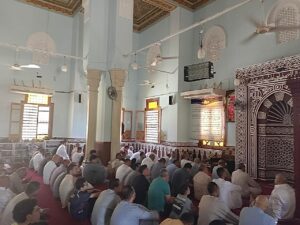 محافظ السويس يؤدي صلاة الجمعة وسط الأهالي بمسجد الأزهر في ثالث أيام العيد