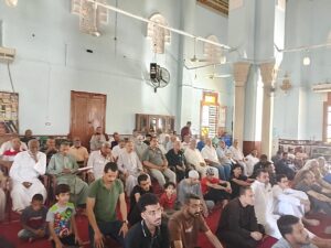محافظ السويس يؤدي صلاة الجمعة وسط الأهالي بمسجد الأزهر في ثالث أيام العيد