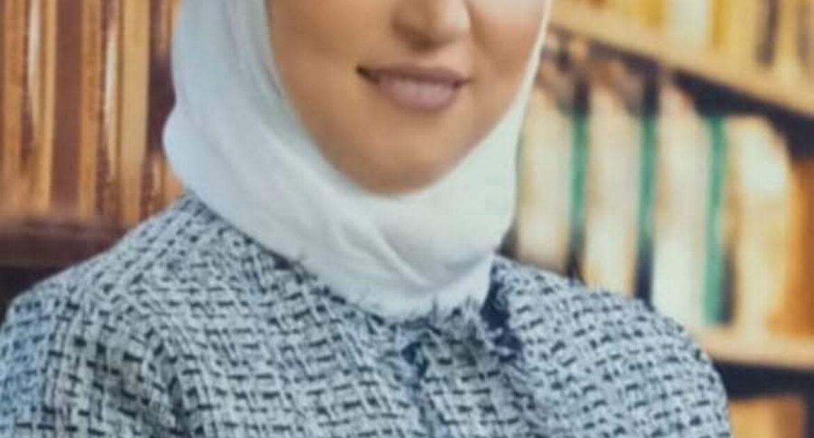 بنها المدينة التي يعرفها الجميع من صوت القطار لكن قليلين فقط من يعرفون ما تخفيه شوارعها القديمة خلف هذا الهدوء. مدينة تبدو بسيطة في عيون المارة بينما تحمل داخلها تاريخاً فرعونياً عريقاً وجامعة تنبض بالحياة ومصانع إلكترونيات كانت يوماً جزءاً من حلم مصر الصناعي الكبير... في بنها قد تمر بجوار النيل فتشعر بالسكينة ثم تسمع صوت مصنع يعمل منذ عشرات السنين ليذكرك أن هذه المدينة لم تكن يوماً مجرد عاصمة لمحافظة القليوبية بل مدينة صنعت لنفسها شخصية خاصة بين مدن الدلتا. من “أتريب” القديمة… إلى “بنها العسل”… ومن محطات القطار المزدحمة… إلى خطوط إنتاج الدوائر الإلكترونية الدقيقة… وتظل بنها مدينة مليئة بالحكايات التي لا يراها من يمر عليها سريعاً. وفي هذه الجولة… سنقترب أكثر من المدينة التي جمعت بين التاريخ والصناعة والبساطة وظلت رغم كل شيء محتفظة بروحها الهادئة القريبة من الناس. تبدأ الجولة من محطة القطار… محطة بنها ليست مجرد رصيف وساعات انتظار لكنها واحدة من أشهر محطات مصر وأكثرها حركة لأن المدينة من زمان وهي نقطة ربط رئيسية بين القاهرة ومدن الدلتا. وكل قطار تقريباً يعرف طريقه إلى بنها. ثم تمشي قليلًا نحوالكورنيش… حيث فرع دمياط يعانق المدينة من أطرافها لتبدو بنها وكأنها شبه جزيرة صغيرة تحيطها المياه والزراعة والخضرة. وفي المساء يتحول الكورنيش إلى مساحة هادئة للهروب من زحام الحياة. لكن بنها ليست فقط مدينة هادئة… بل مدينة لها تاريخ ضارب في القدم. فهنا كانت مدينة “أتريب” الأثرية القديمة، إحدى المدن الفرعونية المهمة والتي ما زالت آثارها موجودة في “تل أتريب” وحمامات أتريب الأثرية. ويعود تاريخ المنطقة إلى عصور فرعونية قديمة جدآ. أما لقبها الأشهر فهو “بنها العسل”… لأن المدينة اشتهرت منذ سنوات طويلة بإنتاج عسل النحل عالي الجودة حتى أصبح الاسم مرتبطاً بها في ذاكرة المصريين. وفي قلب المدينة ستجد جامعة بنها، واحدة من أهم الجامعات في الدلتا والتي جعلت المدينة مليئة بالحياة والشباب والحركة اليومية. بنها ليست مدينة استهلاكية فقط بل مدينة إنتاج أيضاً. فهي معروفة بالصناعات الإلكترونية، وصناعات الغزل والنسيج، وتجهيز المنتجات الزراعية، إلى جانب كونها مركزاً مهماً لتجارة الدواجن في مصر. كما تشتهر المناطق المحيطة بها بزراعة القطن والقمح والموالح والعنب. وفي منطقة أتريب نشأت واحدة من أقدم قلاع الصناعات الإلكترونية في مصر وهي شركة بنها للصناعات الإلكترونية التي بدأت منذ ستينيات القرن الماضي لتصبح مع الوقت اسماً مهماً في مجال تصنيع الإلكترونيات المدنية والعسكرية...هذه الشركة لم تكن مجرد مصنع عادي بل كانت جزءاً من حلم مصري قديم بأن تمتلك الدولة صناعة إلكترونية حقيقية بدلًا من الاكتفاء بالاستيراد. ولهذا دخلت الشركة في تصنيع وتجميع العديد من المنتجات فهناك داخل المصانع… لا نتحدث عن مجرد بيع أجهزة أو تجميع بسيط بل عن تصنيع حقيقي يبدأ من الدوائر الإلكترونية الدقيقة وحتى أجهزة الاتصالات وأنظمة المراقبة والشاشات الإلكترونية. وتشتهر مصانع بنها بإنتاج لوحات الدوائر المطبوعة وهي القلب الأساسي لأي جهاز إلكتروني حديث سواء كان هاتفاً أو جهاز اتصالات أو معدات تكنولوجية متطورة. بل إن بعض خطوط الإنتاج قادرة على تصنيع دوائر متعددة الطبقات بتقنيات دقيقة ومتقدمة. ومع قرب المدينة من القاهرة وشبكات النقل والسكك الحديدية أصبحت بنها بيئة مناسبة للصناعات الهندسية والإلكترونية إلى جانب شهرتها الزراعية والتجارية. ومن الأشياء التي تميز بنها أيضاً… روح أهلها البسيطة وخفة دمهم المعروفة حتى دخل اسم المدينة في الثقافة الشعبية المصرية من خلال الجملة الشهيرة “عامل نفسك من بنها؟” وهي حكاية متداولة بين الناس مرتبطة بقطارات زمان والهروب من دفع التذاكر .... وبين شوارعها الهادئة والكورنيش، وأصوات القطارات، والمصانع القديمة، والجامعة، والتاريخ المدفون تحت الأرض… تبدو بنها مدينة مختلفة فعلاً. مدينة لا تحاول أن تكون صاخبة مثل العاصمة ولا سياحية مثل المدن الساحلية لكنها مدينة صنعت لنفسها مكانة خاصة… مدينة تجمع بين أصالة الدلتا وهدوء الريف ونبض الصناعة المصرية القديمة.