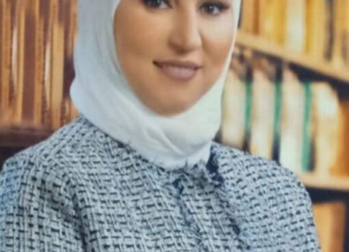 بنها المدينة التي يعرفها الجميع من صوت القطار لكن قليلين فقط من يعرفون ما تخفيه شوارعها القديمة خلف هذا الهدوء. مدينة تبدو بسيطة في عيون المارة بينما تحمل داخلها تاريخاً فرعونياً عريقاً وجامعة تنبض بالحياة ومصانع إلكترونيات كانت يوماً جزءاً من حلم مصر الصناعي الكبير... في بنها قد تمر بجوار النيل فتشعر بالسكينة ثم تسمع صوت مصنع يعمل منذ عشرات السنين ليذكرك أن هذه المدينة لم تكن يوماً مجرد عاصمة لمحافظة القليوبية بل مدينة صنعت لنفسها شخصية خاصة بين مدن الدلتا. من “أتريب” القديمة… إلى “بنها العسل”… ومن محطات القطار المزدحمة… إلى خطوط إنتاج الدوائر الإلكترونية الدقيقة… وتظل بنها مدينة مليئة بالحكايات التي لا يراها من يمر عليها سريعاً. وفي هذه الجولة… سنقترب أكثر من المدينة التي جمعت بين التاريخ والصناعة والبساطة وظلت رغم كل شيء محتفظة بروحها الهادئة القريبة من الناس. تبدأ الجولة من محطة القطار… محطة بنها ليست مجرد رصيف وساعات انتظار لكنها واحدة من أشهر محطات مصر وأكثرها حركة لأن المدينة من زمان وهي نقطة ربط رئيسية بين القاهرة ومدن الدلتا. وكل قطار تقريباً يعرف طريقه إلى بنها. ثم تمشي قليلًا نحوالكورنيش… حيث فرع دمياط يعانق المدينة من أطرافها لتبدو بنها وكأنها شبه جزيرة صغيرة تحيطها المياه والزراعة والخضرة. وفي المساء يتحول الكورنيش إلى مساحة هادئة للهروب من زحام الحياة. لكن بنها ليست فقط مدينة هادئة… بل مدينة لها تاريخ ضارب في القدم. فهنا كانت مدينة “أتريب” الأثرية القديمة، إحدى المدن الفرعونية المهمة والتي ما زالت آثارها موجودة في “تل أتريب” وحمامات أتريب الأثرية. ويعود تاريخ المنطقة إلى عصور فرعونية قديمة جدآ. أما لقبها الأشهر فهو “بنها العسل”… لأن المدينة اشتهرت منذ سنوات طويلة بإنتاج عسل النحل عالي الجودة حتى أصبح الاسم مرتبطاً بها في ذاكرة المصريين. وفي قلب المدينة ستجد جامعة بنها، واحدة من أهم الجامعات في الدلتا والتي جعلت المدينة مليئة بالحياة والشباب والحركة اليومية. بنها ليست مدينة استهلاكية فقط بل مدينة إنتاج أيضاً. فهي معروفة بالصناعات الإلكترونية، وصناعات الغزل والنسيج، وتجهيز المنتجات الزراعية، إلى جانب كونها مركزاً مهماً لتجارة الدواجن في مصر. كما تشتهر المناطق المحيطة بها بزراعة القطن والقمح والموالح والعنب. وفي منطقة أتريب نشأت واحدة من أقدم قلاع الصناعات الإلكترونية في مصر وهي شركة بنها للصناعات الإلكترونية التي بدأت منذ ستينيات القرن الماضي لتصبح مع الوقت اسماً مهماً في مجال تصنيع الإلكترونيات المدنية والعسكرية...هذه الشركة لم تكن مجرد مصنع عادي بل كانت جزءاً من حلم مصري قديم بأن تمتلك الدولة صناعة إلكترونية حقيقية بدلًا من الاكتفاء بالاستيراد. ولهذا دخلت الشركة في تصنيع وتجميع العديد من المنتجات فهناك داخل المصانع… لا نتحدث عن مجرد بيع أجهزة أو تجميع بسيط بل عن تصنيع حقيقي يبدأ من الدوائر الإلكترونية الدقيقة وحتى أجهزة الاتصالات وأنظمة المراقبة والشاشات الإلكترونية. وتشتهر مصانع بنها بإنتاج لوحات الدوائر المطبوعة وهي القلب الأساسي لأي جهاز إلكتروني حديث سواء كان هاتفاً أو جهاز اتصالات أو معدات تكنولوجية متطورة. بل إن بعض خطوط الإنتاج قادرة على تصنيع دوائر متعددة الطبقات بتقنيات دقيقة ومتقدمة. ومع قرب المدينة من القاهرة وشبكات النقل والسكك الحديدية أصبحت بنها بيئة مناسبة للصناعات الهندسية والإلكترونية إلى جانب شهرتها الزراعية والتجارية. ومن الأشياء التي تميز بنها أيضاً… روح أهلها البسيطة وخفة دمهم المعروفة حتى دخل اسم المدينة في الثقافة الشعبية المصرية من خلال الجملة الشهيرة “عامل نفسك من بنها؟” وهي حكاية متداولة بين الناس مرتبطة بقطارات زمان والهروب من دفع التذاكر .... وبين شوارعها الهادئة والكورنيش، وأصوات القطارات، والمصانع القديمة، والجامعة، والتاريخ المدفون تحت الأرض… تبدو بنها مدينة مختلفة فعلاً. مدينة لا تحاول أن تكون صاخبة مثل العاصمة ولا سياحية مثل المدن الساحلية لكنها مدينة صنعت لنفسها مكانة خاصة… مدينة تجمع بين أصالة الدلتا وهدوء الريف ونبض الصناعة المصرية القديمة.