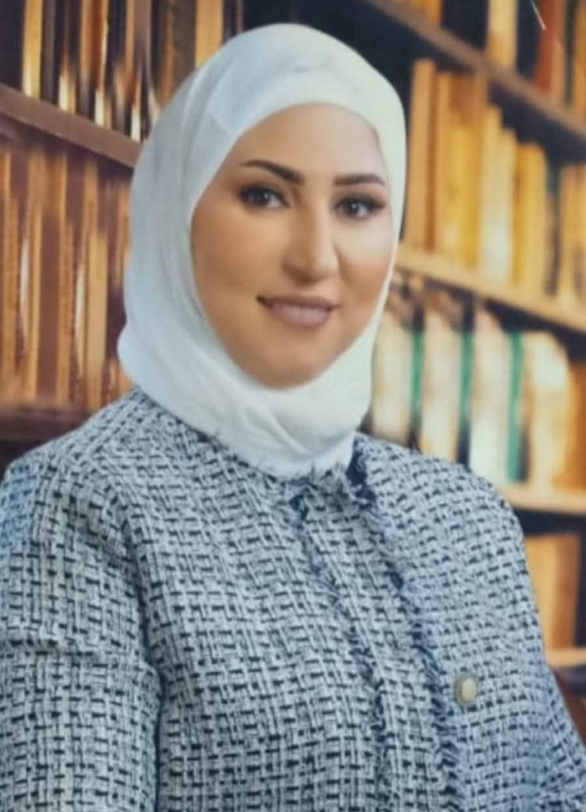 بنها المدينة التي يعرفها الجميع من صوت القطار لكن قليلين فقط من يعرفون ما تخفيه شوارعها القديمة خلف هذا الهدوء. مدينة تبدو بسيطة في عيون المارة بينما تحمل داخلها تاريخاً فرعونياً عريقاً وجامعة تنبض بالحياة ومصانع إلكترونيات كانت يوماً جزءاً من حلم مصر الصناعي الكبير... في بنها قد تمر بجوار النيل فتشعر بالسكينة ثم تسمع صوت مصنع يعمل منذ عشرات السنين ليذكرك أن هذه المدينة لم تكن يوماً مجرد عاصمة لمحافظة القليوبية بل مدينة صنعت لنفسها شخصية خاصة بين مدن الدلتا. من “أتريب” القديمة… إلى “بنها العسل”… ومن محطات القطار المزدحمة… إلى خطوط إنتاج الدوائر الإلكترونية الدقيقة… وتظل بنها مدينة مليئة بالحكايات التي لا يراها من يمر عليها سريعاً. وفي هذه الجولة… سنقترب أكثر من المدينة التي جمعت بين التاريخ والصناعة والبساطة وظلت رغم كل شيء محتفظة بروحها الهادئة القريبة من الناس. تبدأ الجولة من محطة القطار… محطة بنها ليست مجرد رصيف وساعات انتظار لكنها واحدة من أشهر محطات مصر وأكثرها حركة لأن المدينة من زمان وهي نقطة ربط رئيسية بين القاهرة ومدن الدلتا. وكل قطار تقريباً يعرف طريقه إلى بنها. ثم تمشي قليلًا نحوالكورنيش… حيث فرع دمياط يعانق المدينة من أطرافها لتبدو بنها وكأنها شبه جزيرة صغيرة تحيطها المياه والزراعة والخضرة. وفي المساء يتحول الكورنيش إلى مساحة هادئة للهروب من زحام الحياة. لكن بنها ليست فقط مدينة هادئة… بل مدينة لها تاريخ ضارب في القدم. فهنا كانت مدينة “أتريب” الأثرية القديمة، إحدى المدن الفرعونية المهمة والتي ما زالت آثارها موجودة في “تل أتريب” وحمامات أتريب الأثرية. ويعود تاريخ المنطقة إلى عصور فرعونية قديمة جدآ. أما لقبها الأشهر فهو “بنها العسل”… لأن المدينة اشتهرت منذ سنوات طويلة بإنتاج عسل النحل عالي الجودة حتى أصبح الاسم مرتبطاً بها في ذاكرة المصريين. وفي قلب المدينة ستجد جامعة بنها، واحدة من أهم الجامعات في الدلتا والتي جعلت المدينة مليئة بالحياة والشباب والحركة اليومية. بنها ليست مدينة استهلاكية فقط بل مدينة إنتاج أيضاً. فهي معروفة بالصناعات الإلكترونية، وصناعات الغزل والنسيج، وتجهيز المنتجات الزراعية، إلى جانب كونها مركزاً مهماً لتجارة الدواجن في مصر. كما تشتهر المناطق المحيطة بها بزراعة القطن والقمح والموالح والعنب. وفي منطقة أتريب نشأت واحدة من أقدم قلاع الصناعات الإلكترونية في مصر وهي شركة بنها للصناعات الإلكترونية التي بدأت منذ ستينيات القرن الماضي لتصبح مع الوقت اسماً مهماً في مجال تصنيع الإلكترونيات المدنية والعسكرية...هذه الشركة لم تكن مجرد مصنع عادي بل كانت جزءاً من حلم مصري قديم بأن تمتلك الدولة صناعة إلكترونية حقيقية بدلًا من الاكتفاء بالاستيراد. ولهذا دخلت الشركة في تصنيع وتجميع العديد من المنتجات فهناك داخل المصانع… لا نتحدث عن مجرد بيع أجهزة أو تجميع بسيط بل عن تصنيع حقيقي يبدأ من الدوائر الإلكترونية الدقيقة وحتى أجهزة الاتصالات وأنظمة المراقبة والشاشات الإلكترونية. وتشتهر مصانع بنها بإنتاج لوحات الدوائر المطبوعة وهي القلب الأساسي لأي جهاز إلكتروني حديث سواء كان هاتفاً أو جهاز اتصالات أو معدات تكنولوجية متطورة. بل إن بعض خطوط الإنتاج قادرة على تصنيع دوائر متعددة الطبقات بتقنيات دقيقة ومتقدمة. ومع قرب المدينة من القاهرة وشبكات النقل والسكك الحديدية أصبحت بنها بيئة مناسبة للصناعات الهندسية والإلكترونية إلى جانب شهرتها الزراعية والتجارية. ومن الأشياء التي تميز بنها أيضاً… روح أهلها البسيطة وخفة دمهم المعروفة حتى دخل اسم المدينة في الثقافة الشعبية المصرية من خلال الجملة الشهيرة “عامل نفسك من بنها؟” وهي حكاية متداولة بين الناس مرتبطة بقطارات زمان والهروب من دفع التذاكر .... وبين شوارعها الهادئة والكورنيش، وأصوات القطارات، والمصانع القديمة، والجامعة، والتاريخ المدفون تحت الأرض… تبدو بنها مدينة مختلفة فعلاً. مدينة لا تحاول أن تكون صاخبة مثل العاصمة ولا سياحية مثل المدن الساحلية لكنها مدينة صنعت لنفسها مكانة خاصة… مدينة تجمع بين أصالة الدلتا وهدوء الريف ونبض الصناعة المصرية القديمة.