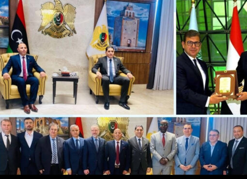 بلقاسم حفتر بالقاهرة لبحث التعاون في إعمار ليبيا والشراكة الصناعية مع مصر بواسطة: سيلين القاضي– القاهرة تواصل القاهرة وطرابلس تعزيز التعاون المشترك في ملفات التنمية وإعادة الإعمار، بالتزامن مع الزيارة الرسمية التي يجريها المهندس بلقاسم خليفة حفتر، مدير عام صندوق التنمية وإعادة إعمار ليبيا، إلى العاصمة المصرية، لبحث آليات دعم مشروعات البنية التحتية والتوسع في الشراكة الصناعية والاستثمارية بين البلدين. وشهدت الزيارة لقاءات رسمية مع عدد من القيادات المصرية، من بينهم اللواء حسن رشاد رئيس جهاز المخابرات العامة، حيث تناولت المباحثات سبل دعم جهود الاستقرار والتنمية داخل ليبيا، والاستفادة من الخبرات المصرية في مجالات الإعمار والتطوير الصناعي والبنية التحتية، إلى جانب تعزيز التعاون الاقتصادي خلال المرحلة المقبلة. وتأتي التحركات الليبية في إطار الاستعداد لإطلاق مشروعات استراتيجية لإعادة بناء المدن والبنية التحتية، مع التركيز على دعم القطاع الصناعي وتوفير فرص العمل، خاصة من خلال مشروعات كبرى مثل مدينة عمر المختار الصناعية، التي تمثل أحد أبرز المشروعات الصناعية ضمن خطة التنمية الليبية. وفي هذا السياق، يواصل مجمع عمال مصر الاقتصادي، بقيادة المهندس هيثم حسين، تحركاته لدعم التعاون المصري الليبي في مجالات الصناعة والتأهيل الفني والتدريب المهني، مستفيدًا من خبراته في إدارة وتشغيل المنظومات الصناعية الحديثة وربط العمالة بسوق العمل. ونجح مجمع عمال مصر خلال السنوات الماضية في تقديم نموذج متكامل يجمع بين التصنيع والتدريب المهني وتأهيل الكوادر الفنية، بما يعزز قدرته على المساهمة في إعداد العمالة المؤهلة للمشروعات الصناعية والتنموية المرتقبة داخل ليبيا. كما يعمل المجمع على نقل الخبرات المصرية إلى السوق الليبي، خاصة في مجالات إنشاء المدن الصناعية والتدريب الفني وتأهيل الشباب، بما يدعم خطط التنمية المستدامة وإعادة الإعمار. من جانبه، رحّب المهندس هيثم حسين، مؤسس مجمع عمال مصر الصناعي ورئيس تحالف إعادة الإعمار الدولي، بزيارة المهندس بلقاسم حفتر إلى القاهرة، مؤكدًا أن الزيارة تعكس عمق العلاقات المصرية الليبية وحرص الجانبين على تعزيز التعاون التنموي والصناعي. وأشاد حسين باللقاءات التي عقدها الوفد الليبي مع الدكتور مصطفى مدبولي رئيس مجلس الوزراء، والمهندسة راندة المنشاوي، إلى جانب قيادات الدولة المصرية، معتبرًا أن هذا التنسيق يفتح آفاقًا واسعة أمام التعاون الفعلي في ملفات الإعمار والتنمية. وأكد أن الاستفادة من الخبرات والشركات المصرية تمثل خطوة مهمة لدعم خطط إعادة إعمار ليبيا، مشيرًا إلى أن التعاون في مجالات الصناعة والتأهيل المهني يُعد من أهم ركائز نجاح مشروعات التنمية خلال المرحلة المقبلة.