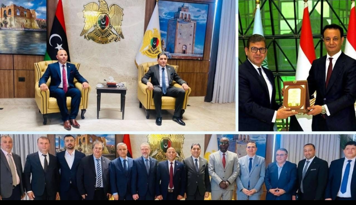 بلقاسم حفتر بالقاهرة لبحث التعاون في إعمار ليبيا والشراكة الصناعية مع مصر بواسطة: سيلين القاضي– القاهرة تواصل القاهرة وطرابلس تعزيز التعاون المشترك في ملفات التنمية وإعادة الإعمار، بالتزامن مع الزيارة الرسمية التي يجريها المهندس بلقاسم خليفة حفتر، مدير عام صندوق التنمية وإعادة إعمار ليبيا، إلى العاصمة المصرية، لبحث آليات دعم مشروعات البنية التحتية والتوسع في الشراكة الصناعية والاستثمارية بين البلدين. وشهدت الزيارة لقاءات رسمية مع عدد من القيادات المصرية، من بينهم اللواء حسن رشاد رئيس جهاز المخابرات العامة، حيث تناولت المباحثات سبل دعم جهود الاستقرار والتنمية داخل ليبيا، والاستفادة من الخبرات المصرية في مجالات الإعمار والتطوير الصناعي والبنية التحتية، إلى جانب تعزيز التعاون الاقتصادي خلال المرحلة المقبلة. وتأتي التحركات الليبية في إطار الاستعداد لإطلاق مشروعات استراتيجية لإعادة بناء المدن والبنية التحتية، مع التركيز على دعم القطاع الصناعي وتوفير فرص العمل، خاصة من خلال مشروعات كبرى مثل مدينة عمر المختار الصناعية، التي تمثل أحد أبرز المشروعات الصناعية ضمن خطة التنمية الليبية. وفي هذا السياق، يواصل مجمع عمال مصر الاقتصادي، بقيادة المهندس هيثم حسين، تحركاته لدعم التعاون المصري الليبي في مجالات الصناعة والتأهيل الفني والتدريب المهني، مستفيدًا من خبراته في إدارة وتشغيل المنظومات الصناعية الحديثة وربط العمالة بسوق العمل. ونجح مجمع عمال مصر خلال السنوات الماضية في تقديم نموذج متكامل يجمع بين التصنيع والتدريب المهني وتأهيل الكوادر الفنية، بما يعزز قدرته على المساهمة في إعداد العمالة المؤهلة للمشروعات الصناعية والتنموية المرتقبة داخل ليبيا. كما يعمل المجمع على نقل الخبرات المصرية إلى السوق الليبي، خاصة في مجالات إنشاء المدن الصناعية والتدريب الفني وتأهيل الشباب، بما يدعم خطط التنمية المستدامة وإعادة الإعمار. من جانبه، رحّب المهندس هيثم حسين، مؤسس مجمع عمال مصر الصناعي ورئيس تحالف إعادة الإعمار الدولي، بزيارة المهندس بلقاسم حفتر إلى القاهرة، مؤكدًا أن الزيارة تعكس عمق العلاقات المصرية الليبية وحرص الجانبين على تعزيز التعاون التنموي والصناعي. وأشاد حسين باللقاءات التي عقدها الوفد الليبي مع الدكتور مصطفى مدبولي رئيس مجلس الوزراء، والمهندسة راندة المنشاوي، إلى جانب قيادات الدولة المصرية، معتبرًا أن هذا التنسيق يفتح آفاقًا واسعة أمام التعاون الفعلي في ملفات الإعمار والتنمية. وأكد أن الاستفادة من الخبرات والشركات المصرية تمثل خطوة مهمة لدعم خطط إعادة إعمار ليبيا، مشيرًا إلى أن التعاون في مجالات الصناعة والتأهيل المهني يُعد من أهم ركائز نجاح مشروعات التنمية خلال المرحلة المقبلة.