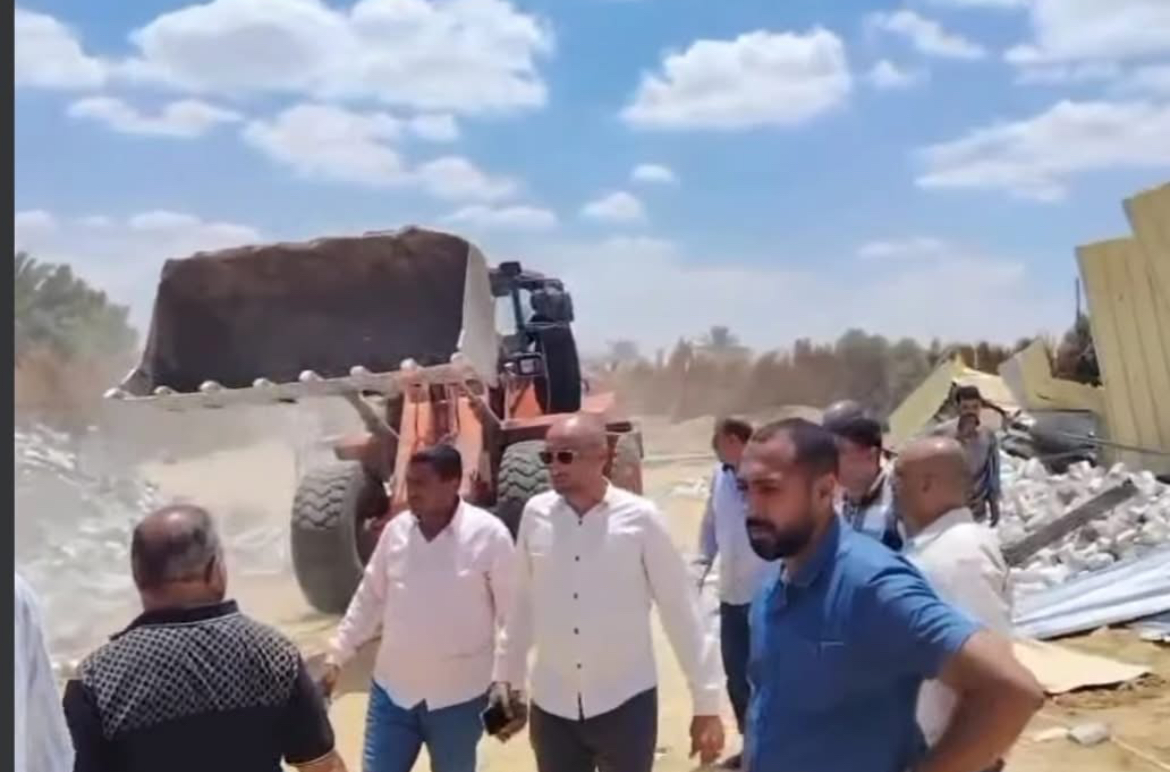 "البحيرى" يقود حملة ازالات كبرى للتعديات بجبل طهما بالعياط سمير احمد القط