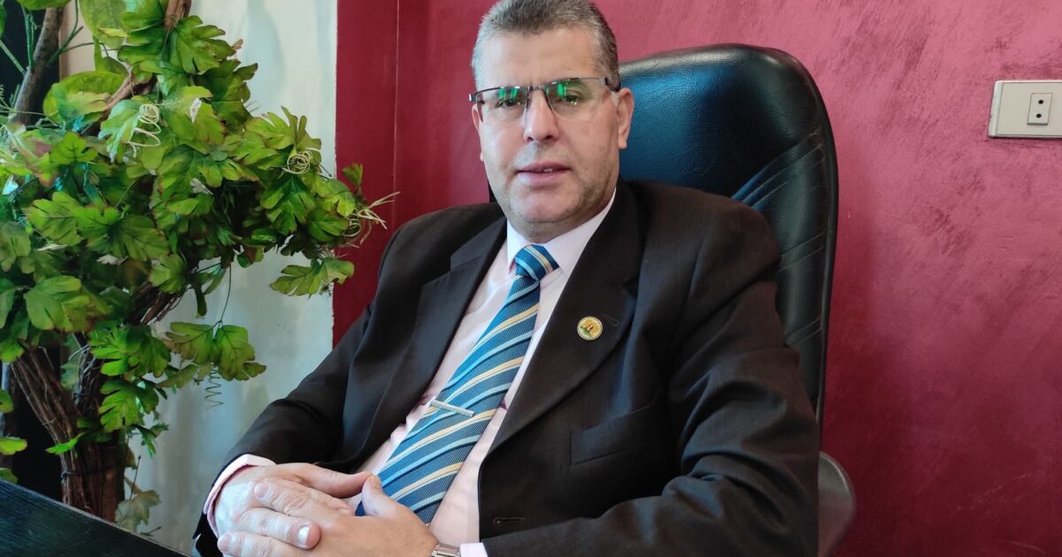 آدم من تراب الأرض