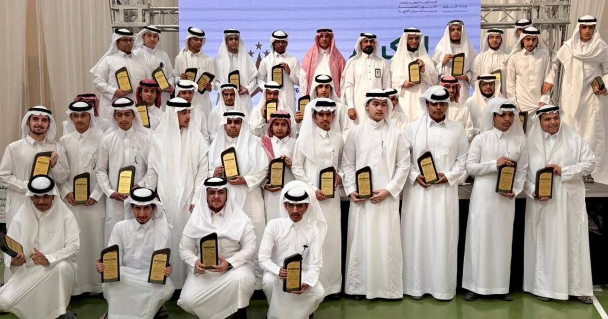 مدير تعليم الطائف يتابع مسار جائزة محافظ الطائف للتميز ويكرم الطلبة الحاصلين على جوائز متقدمة
