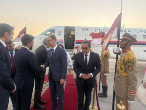 وزير الصحة والسكان يستقبل رئيس وزراء صربيا بمطار القاهرة الدولي