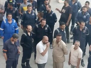 وقفه احتجاجيه لعمال مصنع الجارحي مصر الوطنيه للصلب اعتراضا علي الزياده السنويه الاخيره بقيمه ٣%