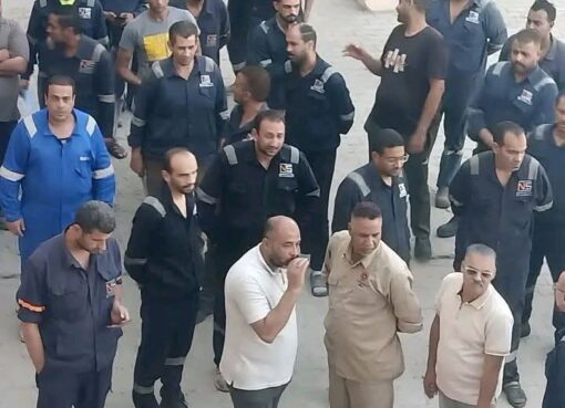 وقفه احتجاجيه لعمال مصنع الجارحي مصر الوطنيه للصلب اعتراضا علي الزياده السنويه الاخيره بقيمه ٣%