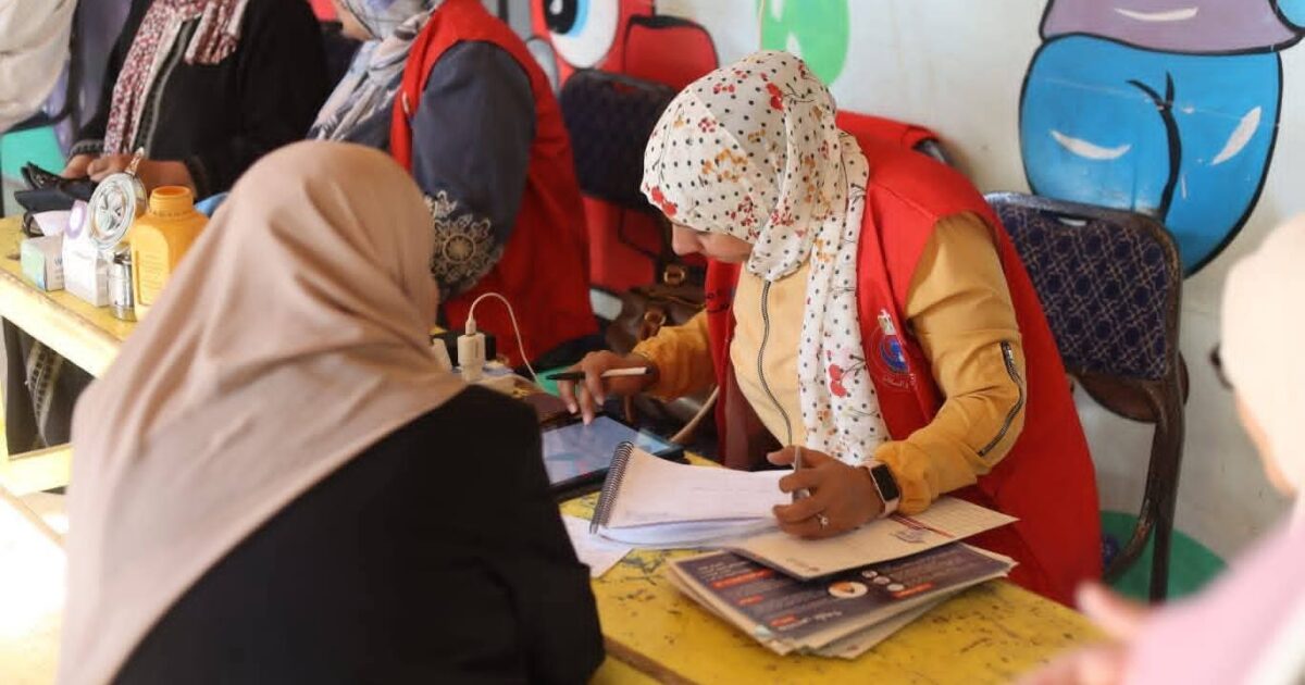 رئيس حى ١٥ مايو يفتتح أكبر قافلة طبية بمدينة ١٥ مايو