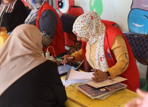رئيس حى ١٥ مايو يفتتح أكبر قافلة طبية بمدينة ١٥ مايو